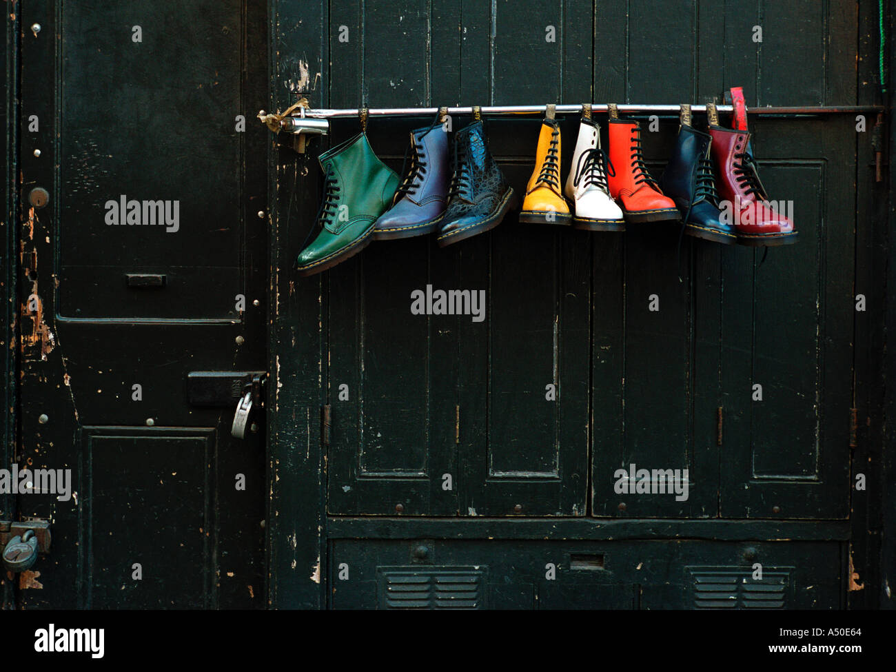 Negozi di calzature esterno Dr Martens boot display off Brick Lane in Londons East End Foto Stock