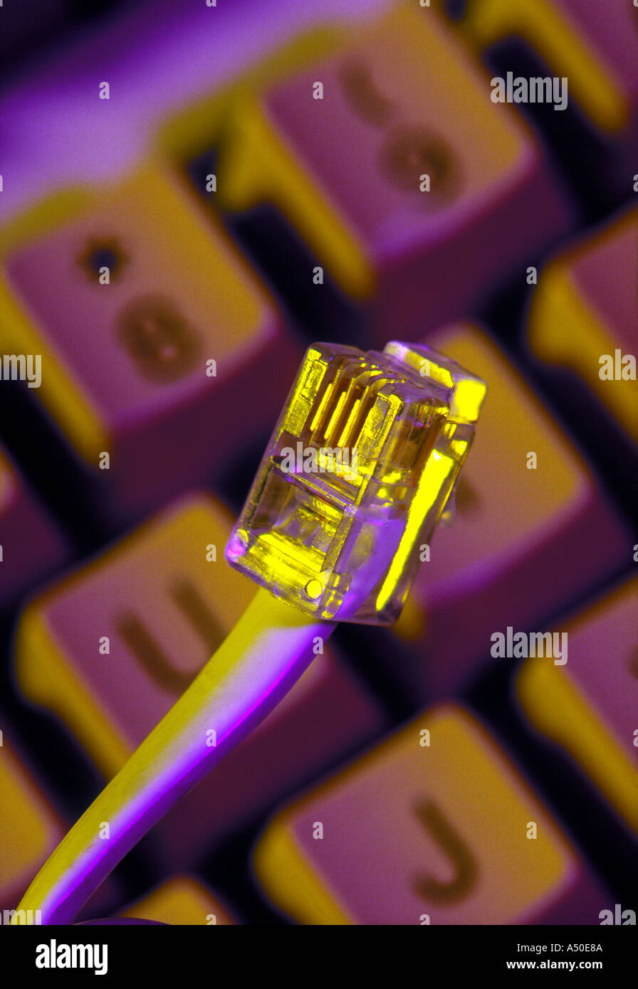 Cavo di collegamento telefonico con la tastiera del computer sullo sfondo Foto Stock