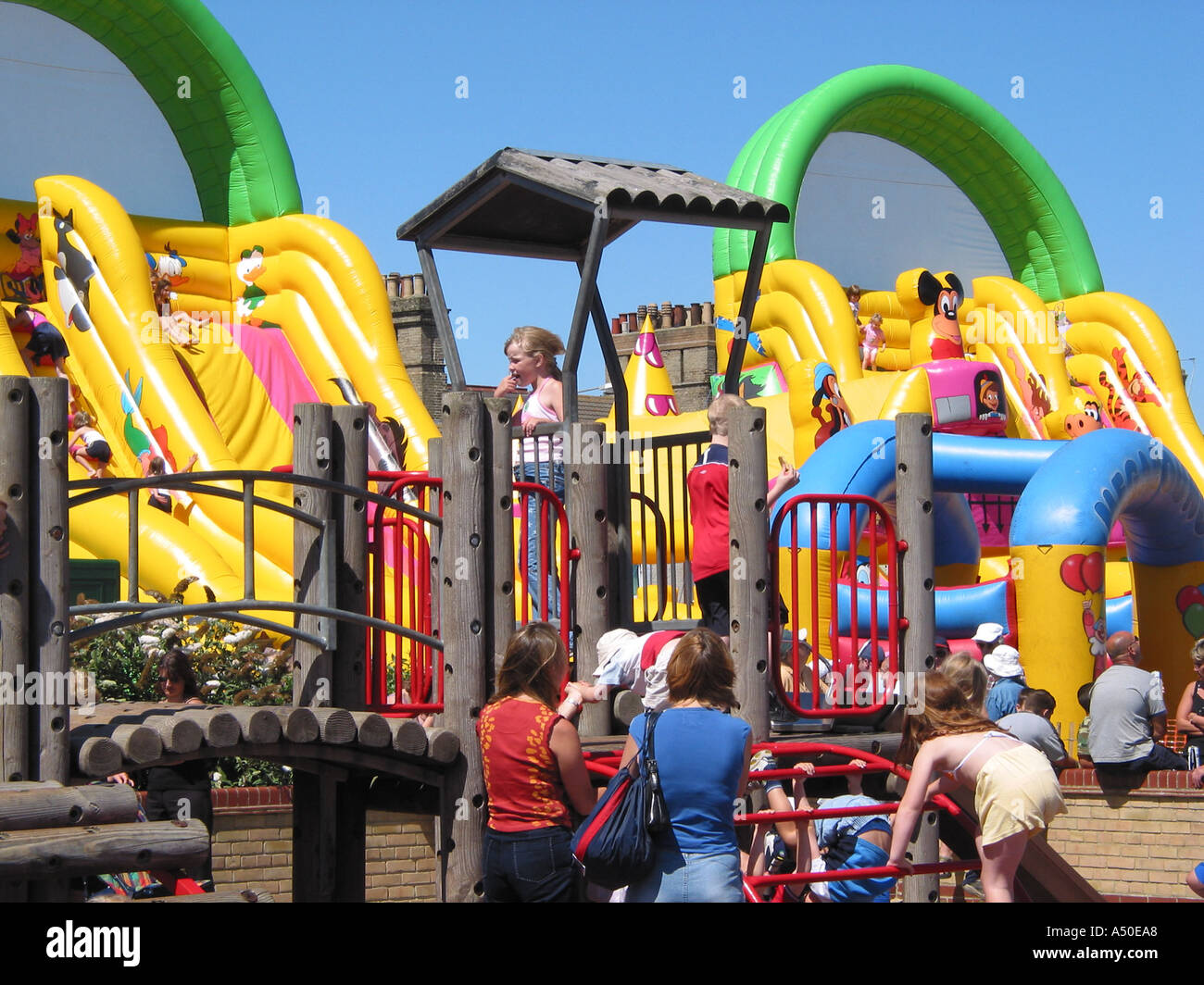 Bambini Il luna park giostre e Parco divertimenti Foto stock - Alamy