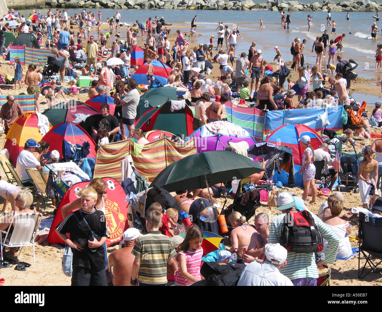 Ricca, affollata Summer Beach scene, Lowestoft, Suffolk, Inghilterra, Regno Unito Foto Stock