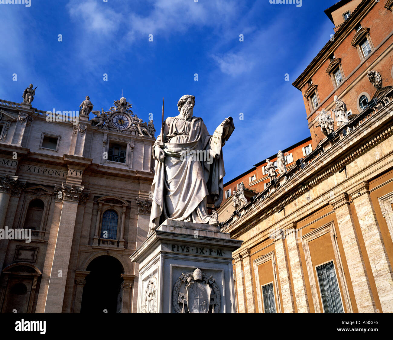Statua di San Paolo, Piazza San Pietro, Roma Foto Stock