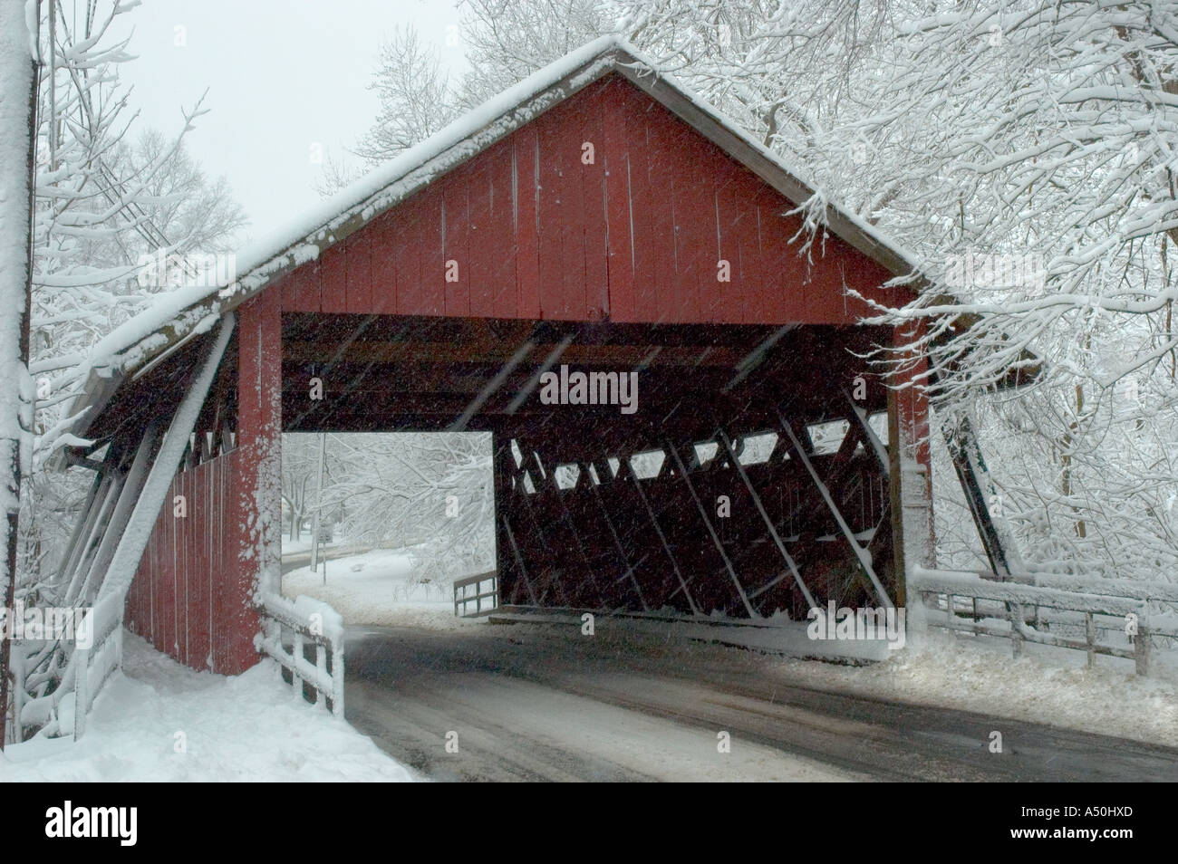 Una tempesta di neve invernale esegue il dump di diversi pollici / quasi un piede di neve su un rosso ponte coperto in New Jersey negli Stati Uniti Foto Stock