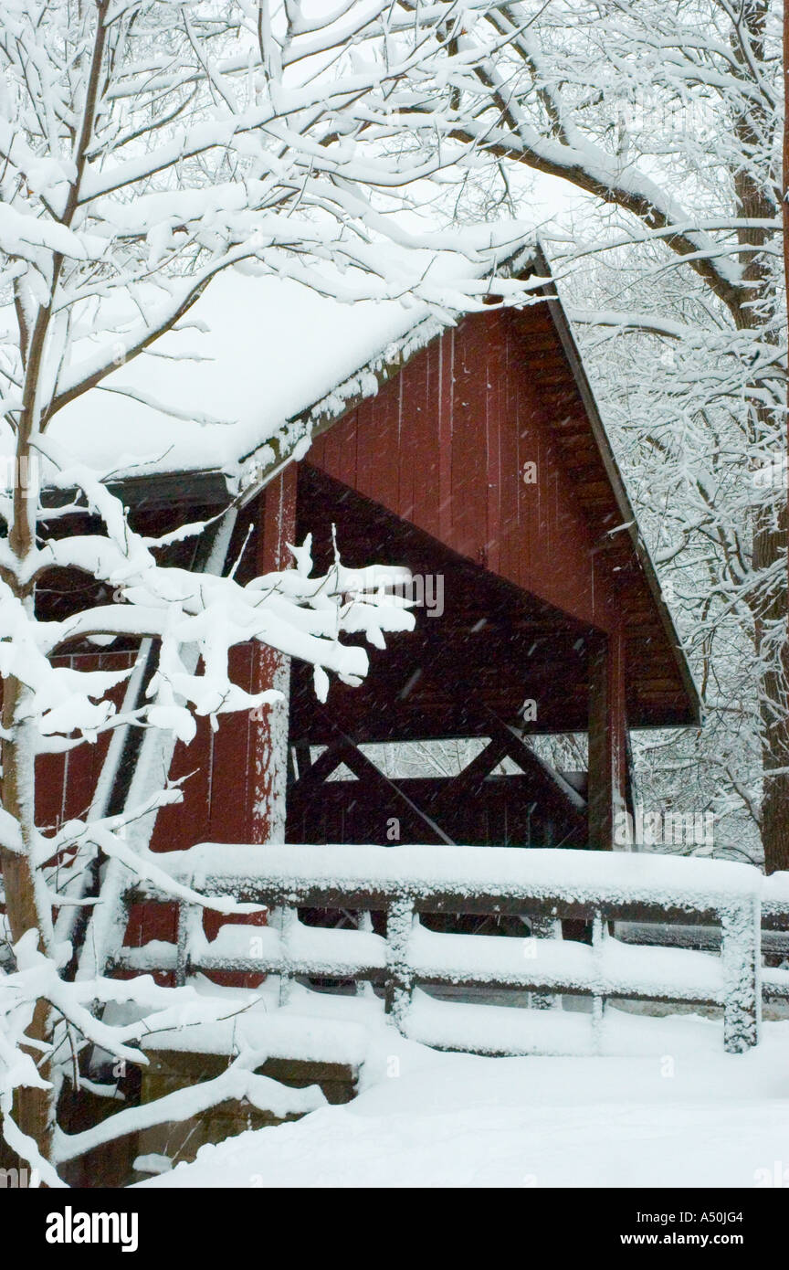 Una tempesta di neve invernale esegue il dump di diversi pollici / quasi un piede di neve su un rosso ponte coperto in New Jersey negli Stati Uniti Foto Stock