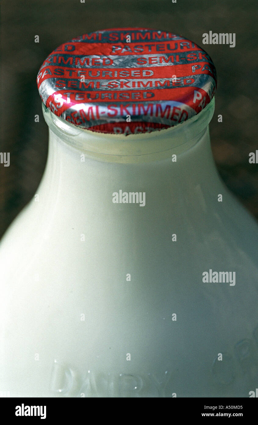 In prossimità di una bottiglia di il latte parzialmente scremato Foto Stock