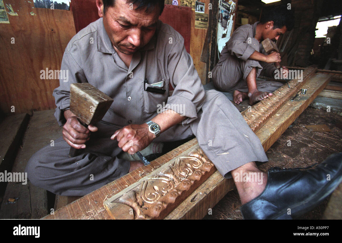 Legno tradizionale carver Kathmandu Foto Stock