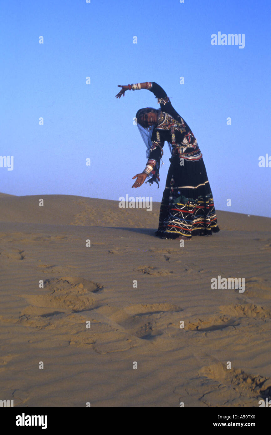 Rajasthani ballerini folk festival nel deserto del Rajasthan in India Foto Stock
