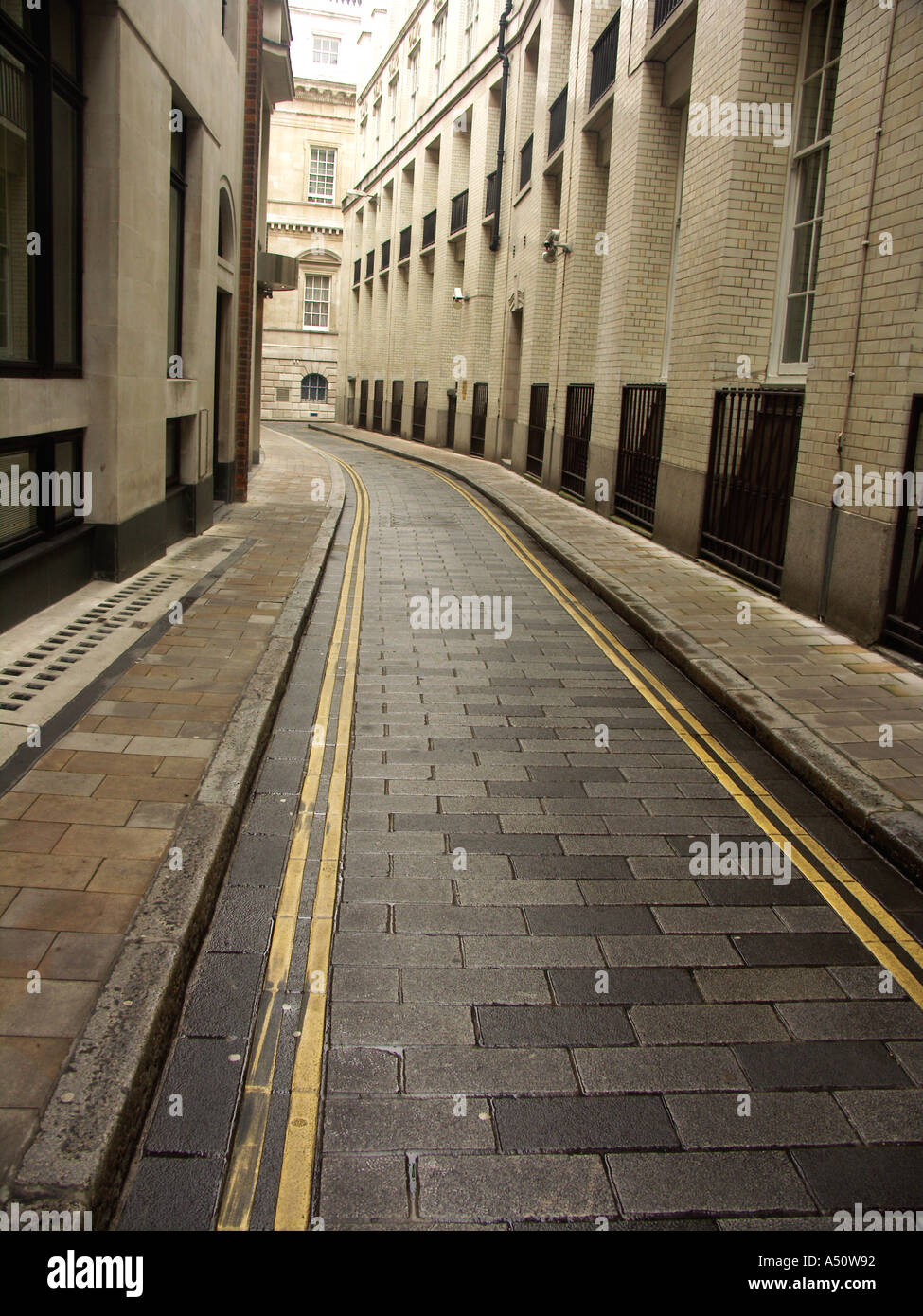Vicolo stretto con il doppio di linee gialle Bank City of London Inghilterra England Foto Stock
