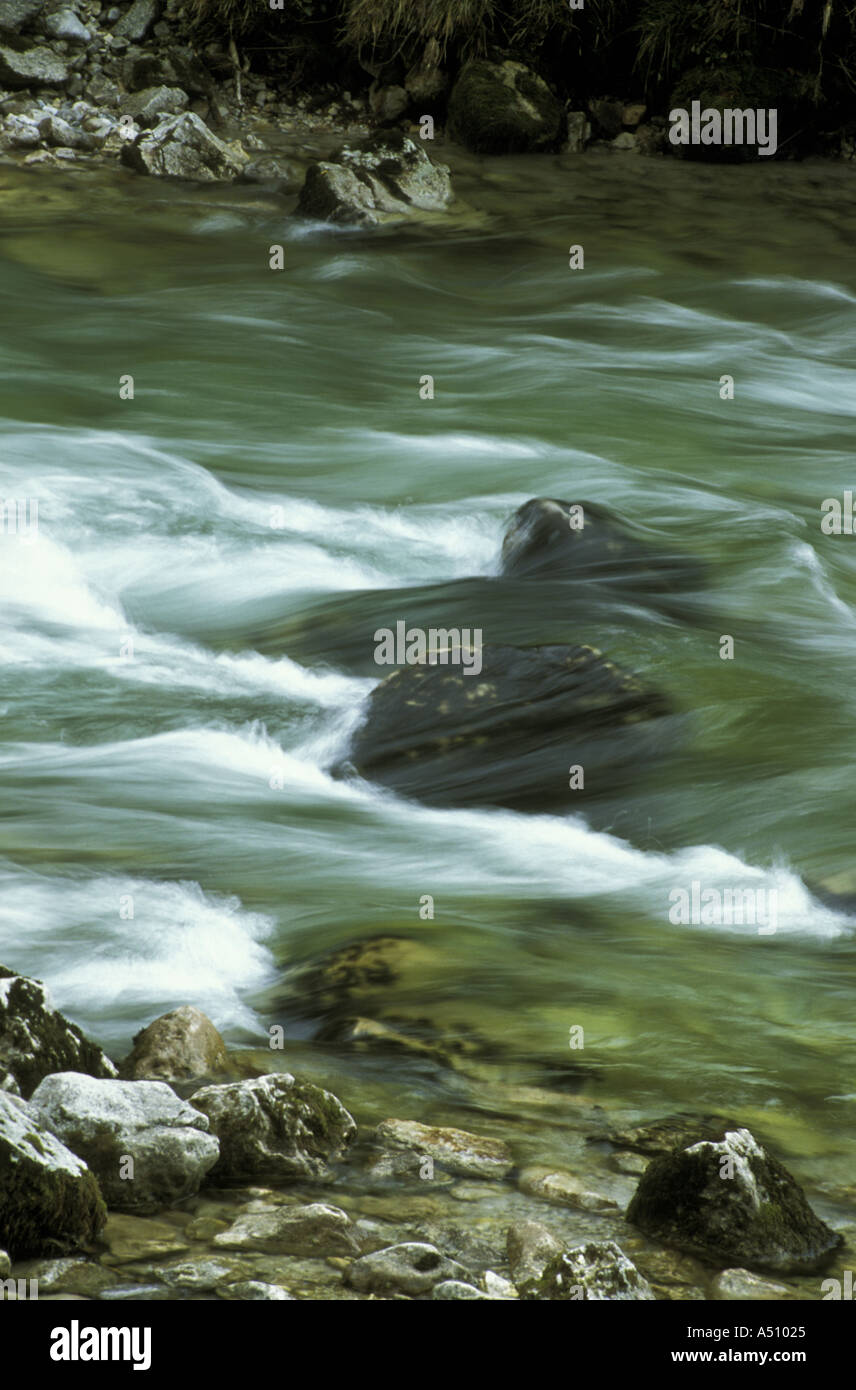 Dettaglio del flusso in un torrente alpino Foto Stock
