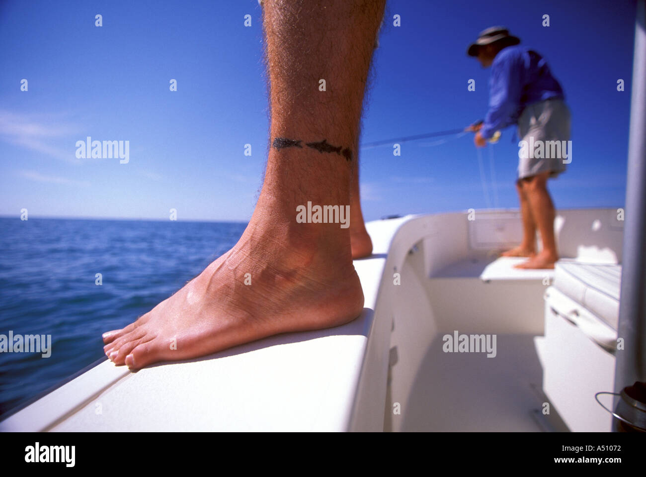 Tatuaggi di pesce dei pescatori di intorno alla caviglia con uomo pesca  sfondo nella Carolina del Nord e Stati Uniti d'America Foto stock - Alamy