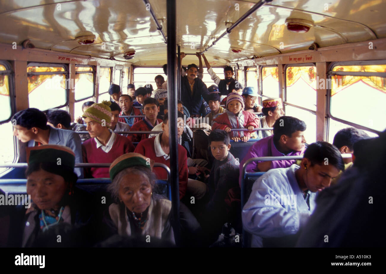 La gente seduta in un bus Himachal Pradesh India Foto Stock