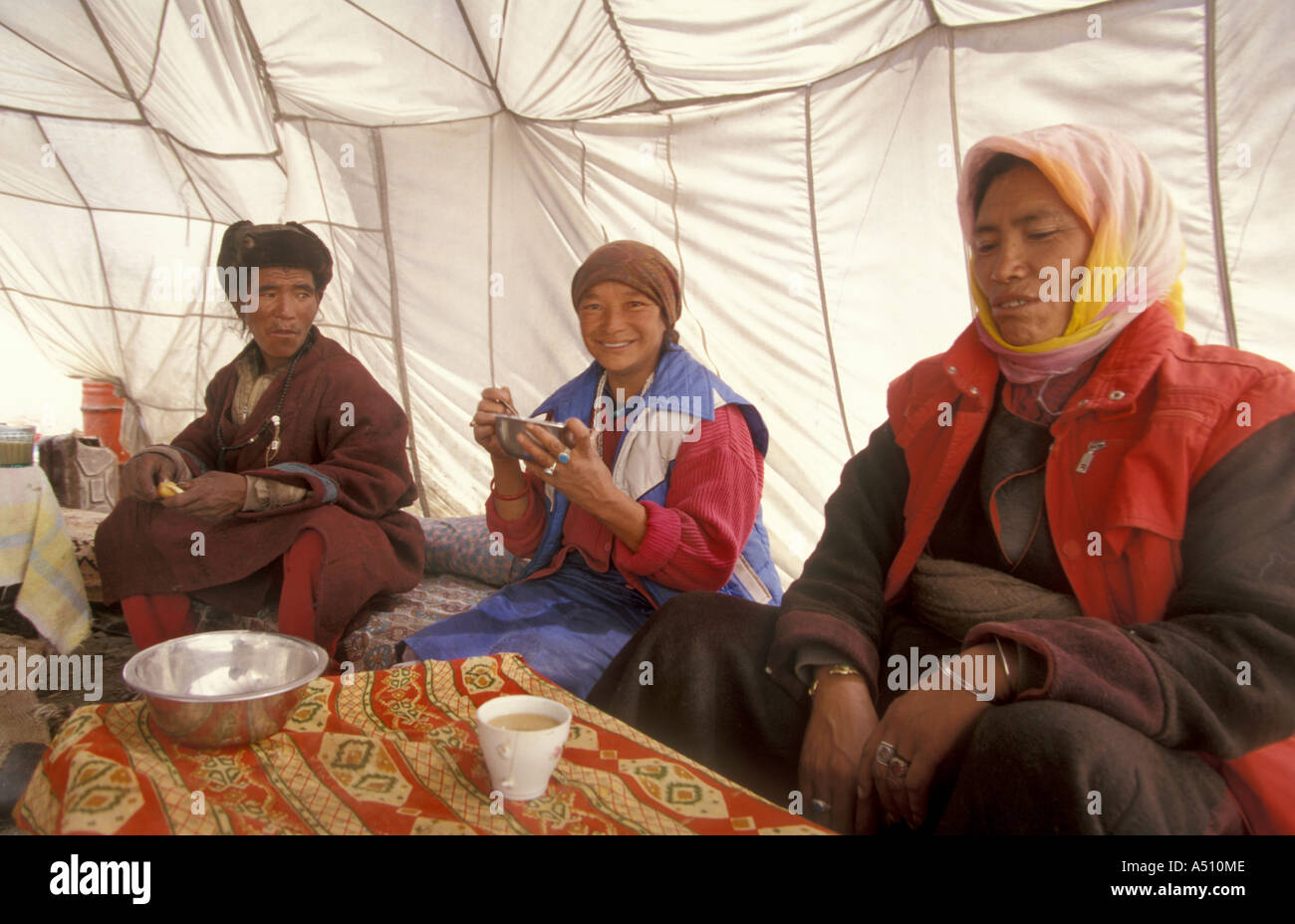 La gente del luogo rilassante all'interno di una tenda Ladakh Jammu Kashmir India Foto Stock