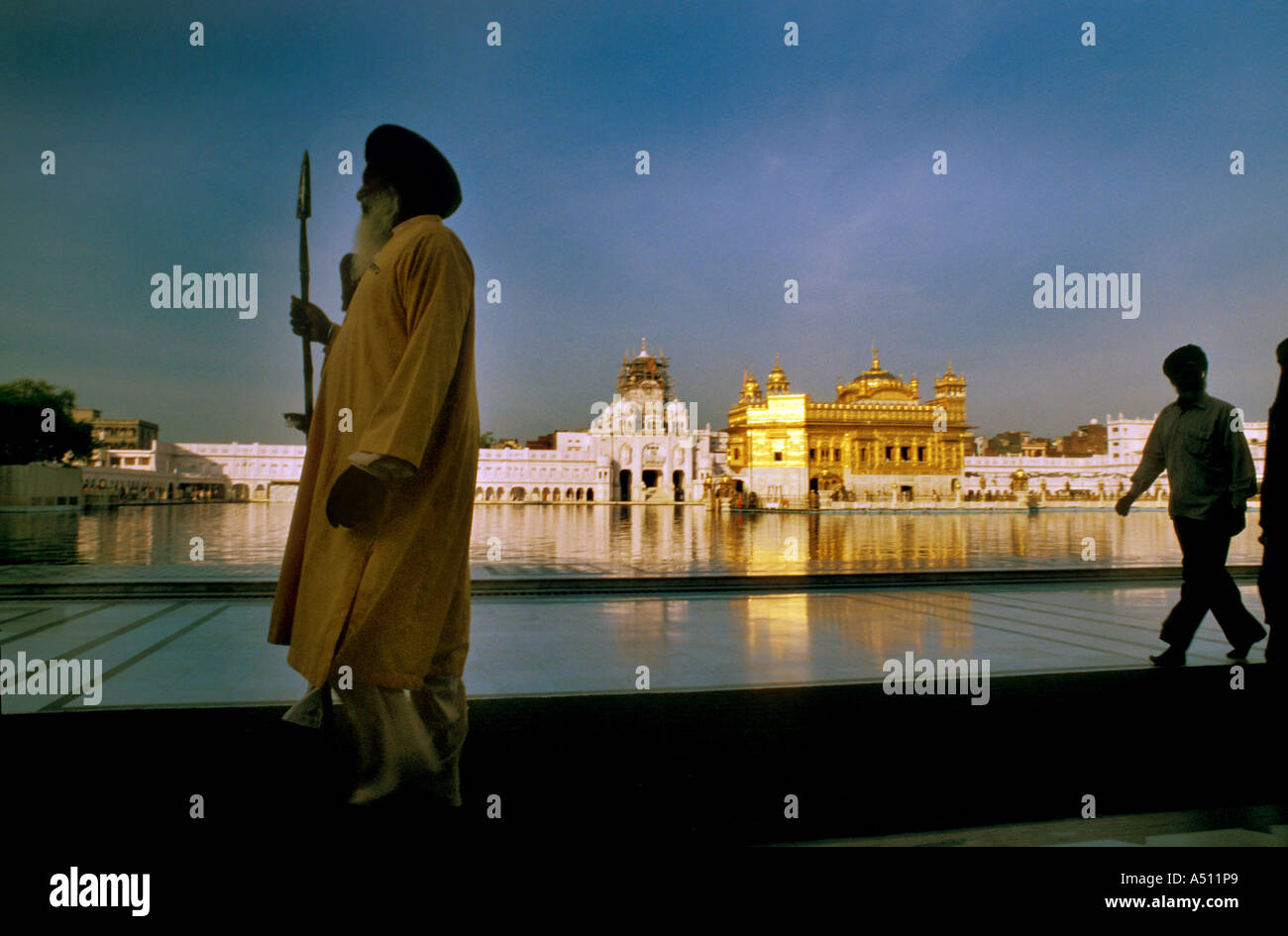 Devoti al Tempio d'Oro Amritsar Punjab India Foto Stock