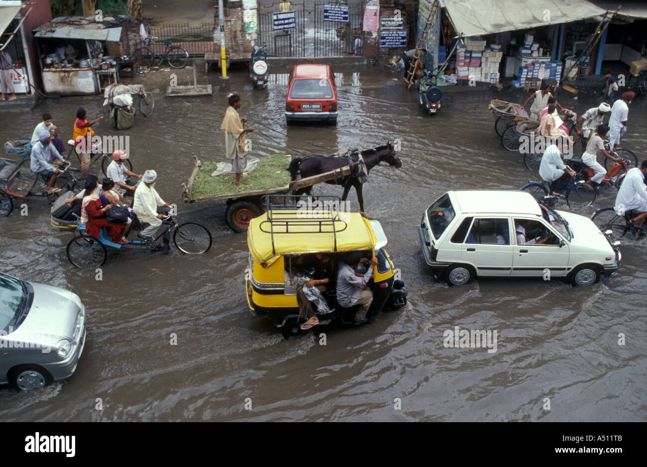 Traffico dopo la pioggia Ludhiana Punjab India Foto Stock