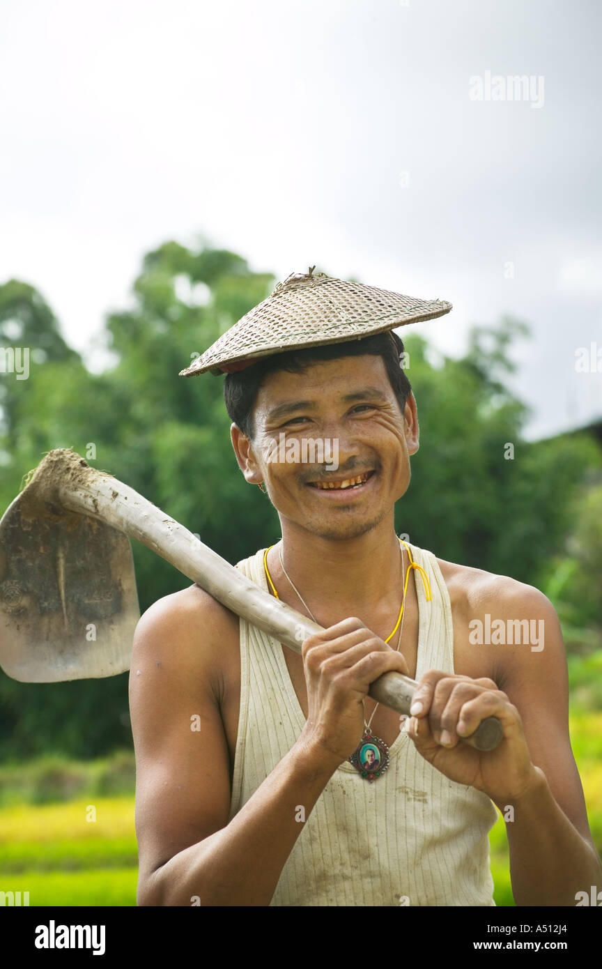Ritratto di un agricoltore che indossa il bambù hat con una zappa Bhutan Foto Stock