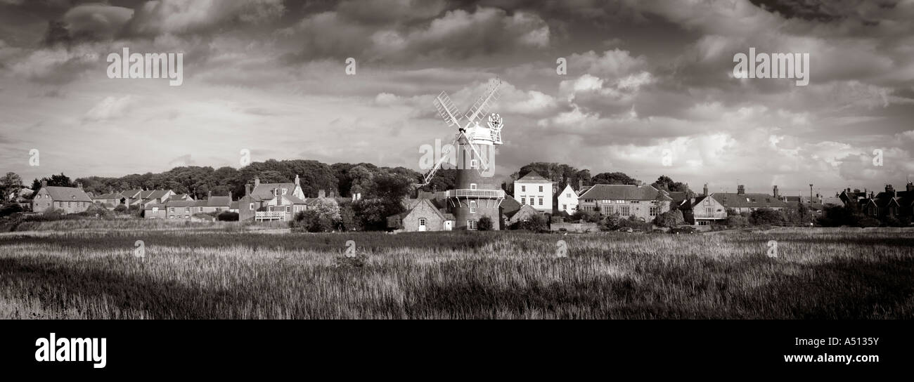 Bianco e nero immagine panoramica di Cley accanto il mulino a vento di mare e paludi circostanti sulla costa di Norfolk in Inghilterra, Regno Unito Foto Stock