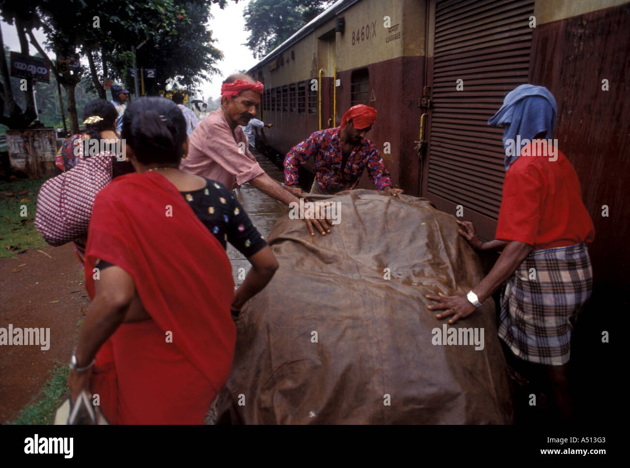 Gli uomini al lavoro alla Stazione Ferroviaria di Nuova Delhi India Foto Stock