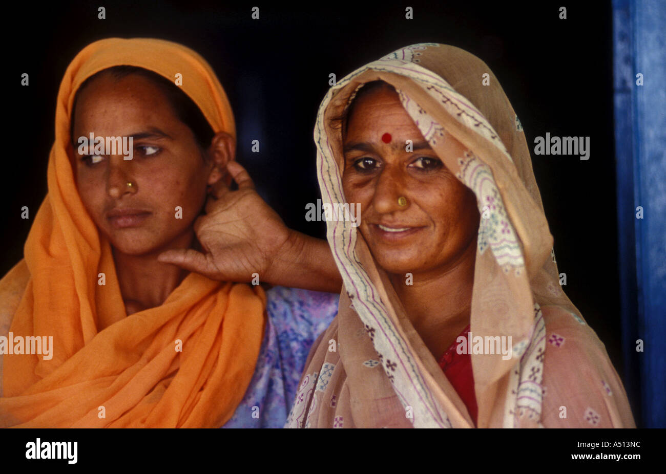 La ragazza con la madre Bharatpur Distretto India Rajasthan Foto Stock