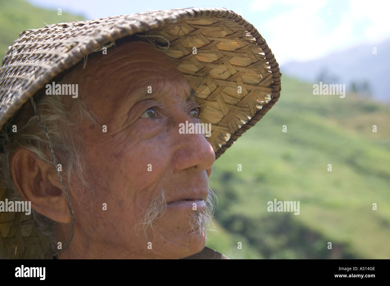 Ritratto di un vecchio contadino che indossa il bambù hat Bhutan orientale Foto Stock