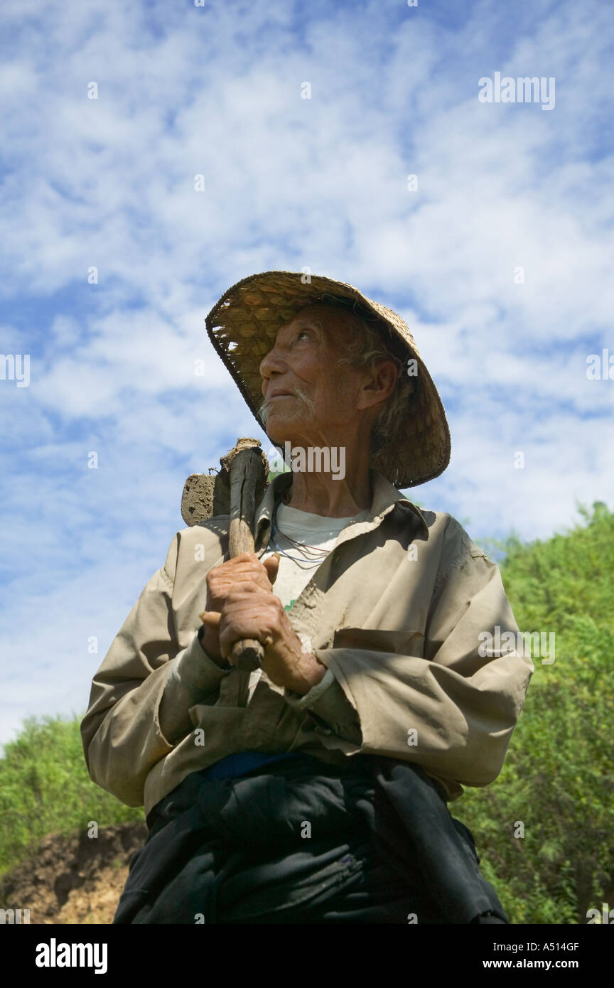 Ritratto di un vecchio contadino che indossa il bambù hat Bhutan orientale Foto Stock