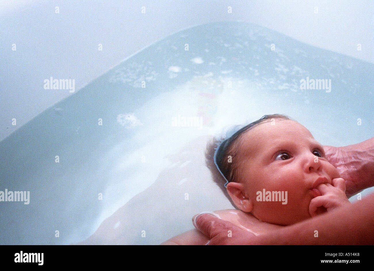 Bagno tempo per bambina, di età compresa tra i 4 mesi. Foto Stock