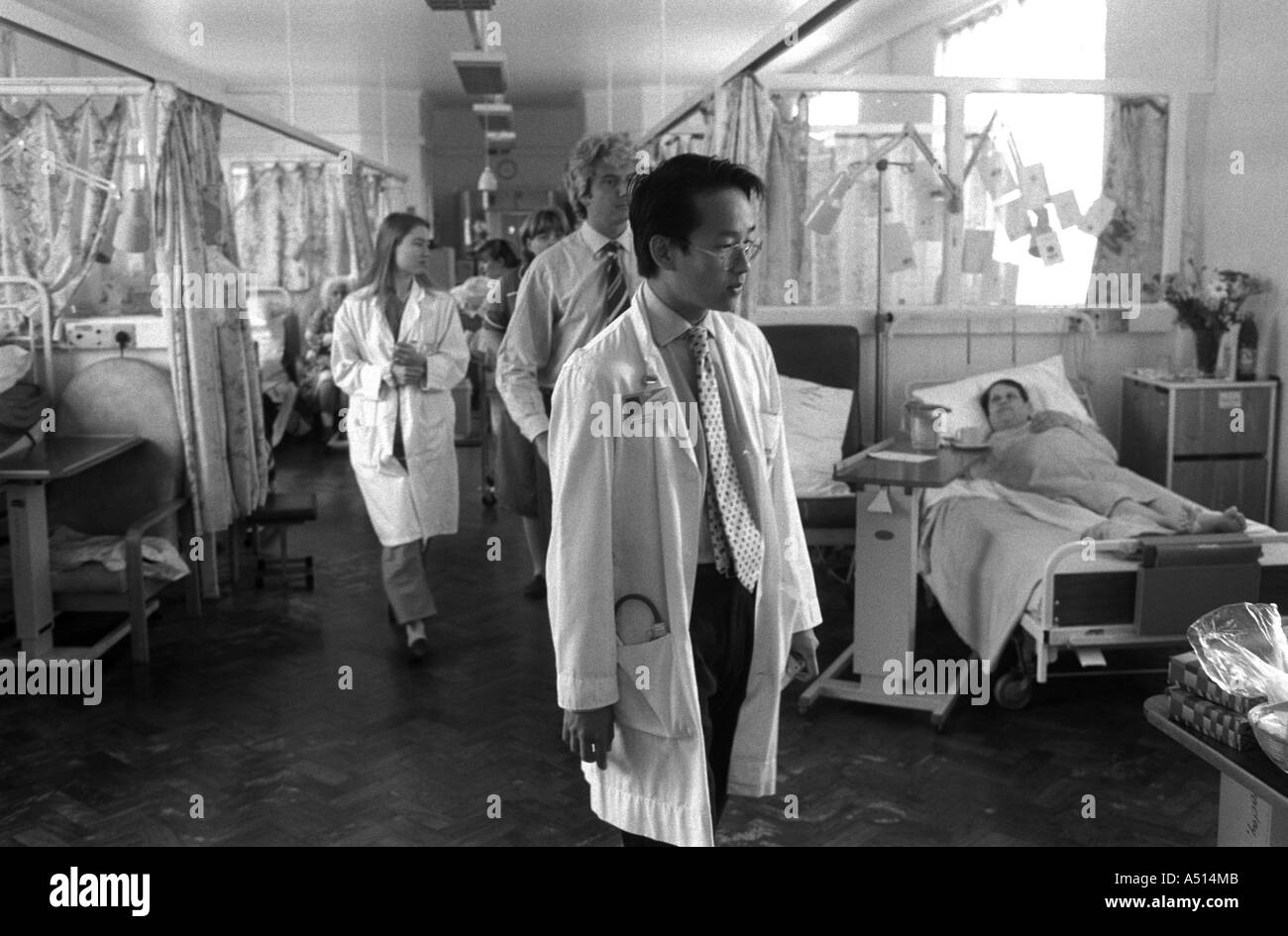 Un medico Junior touring un ospedale con i colleghi e un medico senior, Whipps Cross Hospital di Londra, Regno Unito. Foto Stock