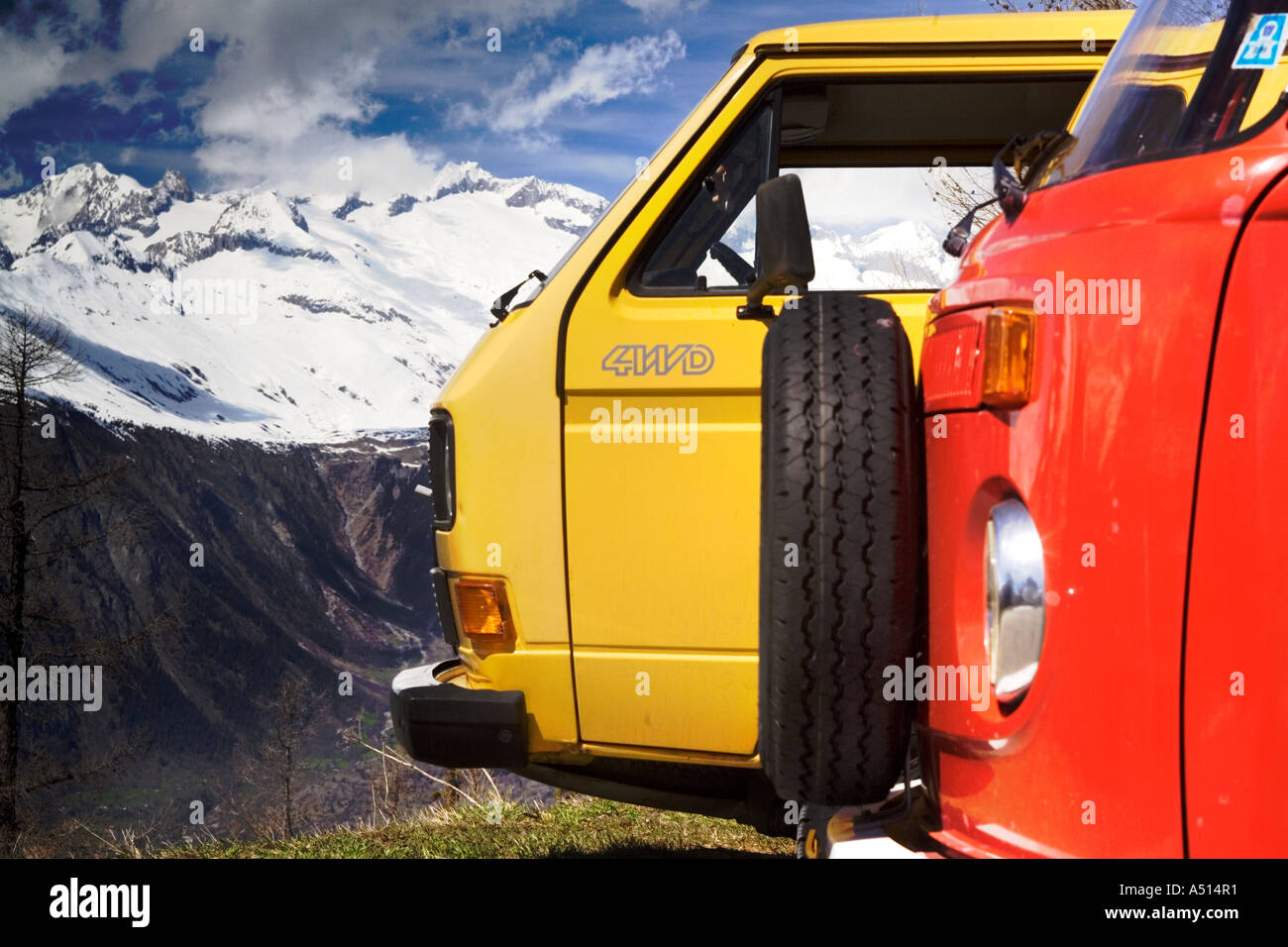 VW Camper nelle Alpi Foto Stock