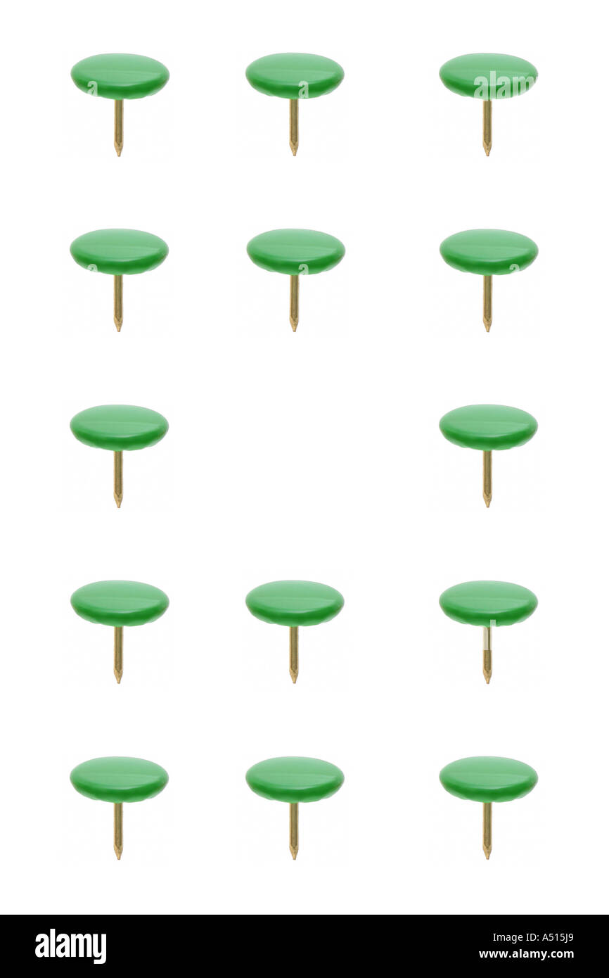 Un composito verde di puntine da disegno su uno sfondo bianco. Foto Stock