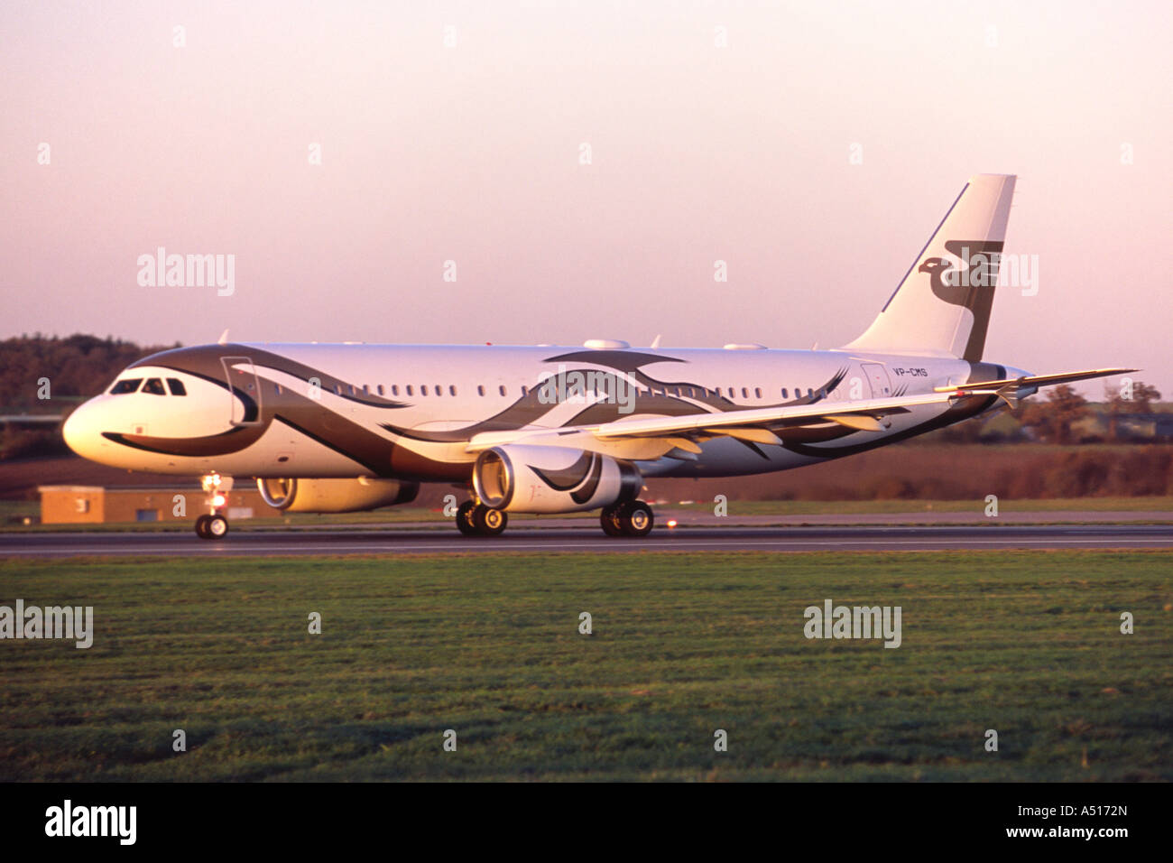 Airbus A320 Prestige azionato da SAAD Air Ltd in fase di accelerazione per il decollo all'Aeroporto di Luton, Regno Unito Foto Stock