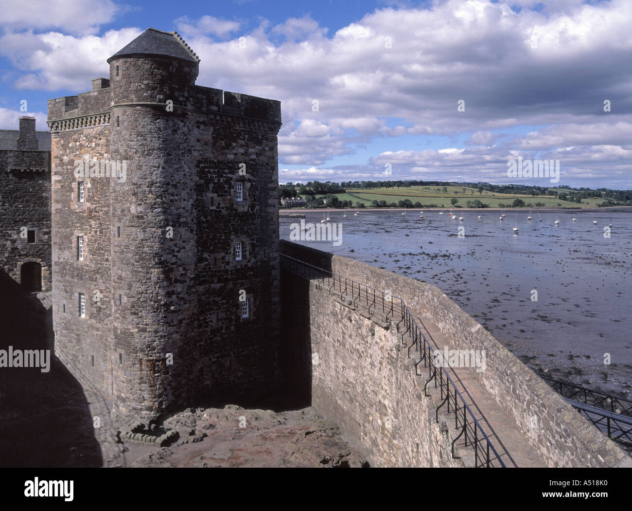La nerezza parte del castello con il Firth of Forth e Riva al di là Foto Stock