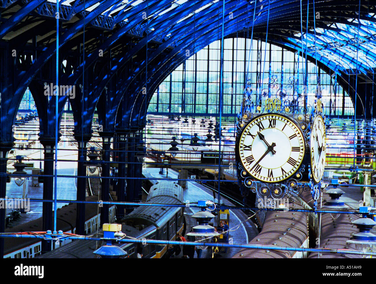 Il restaurato di recente a Londra e Brighton South Coast Railway orologio sotto la tettoia della stazione Foto Stock