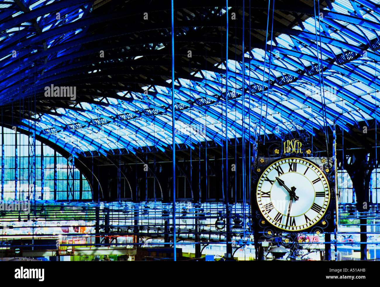 Il recentemente ristrutturato del tetto della stazione di Brighton con la originale orologio Vittoriano Foto Stock