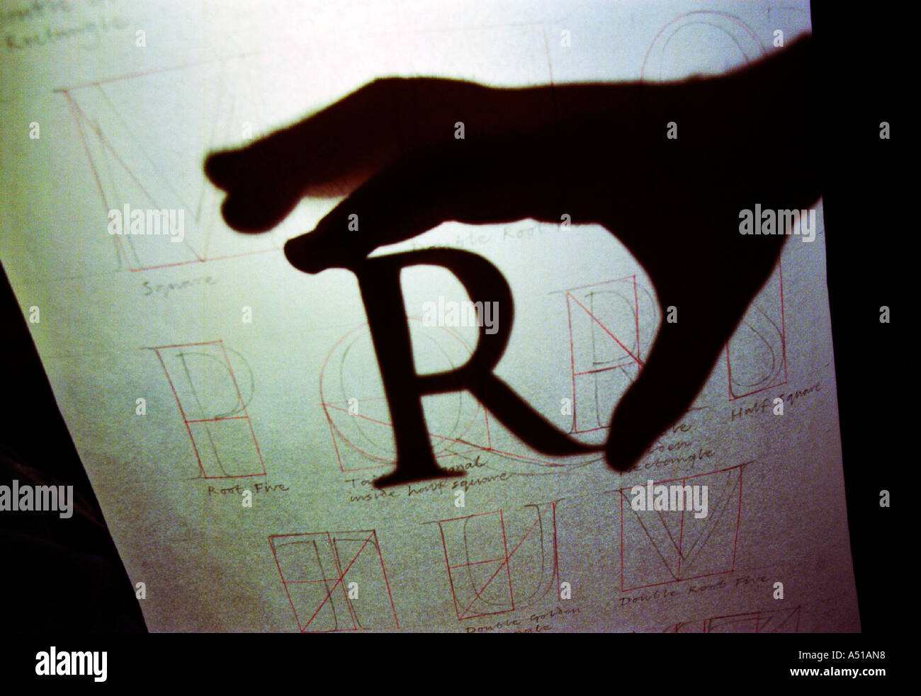 Silhouette di una mano di artisti con un capitale R di un recentemente progettato font o caratteri Foto Stock