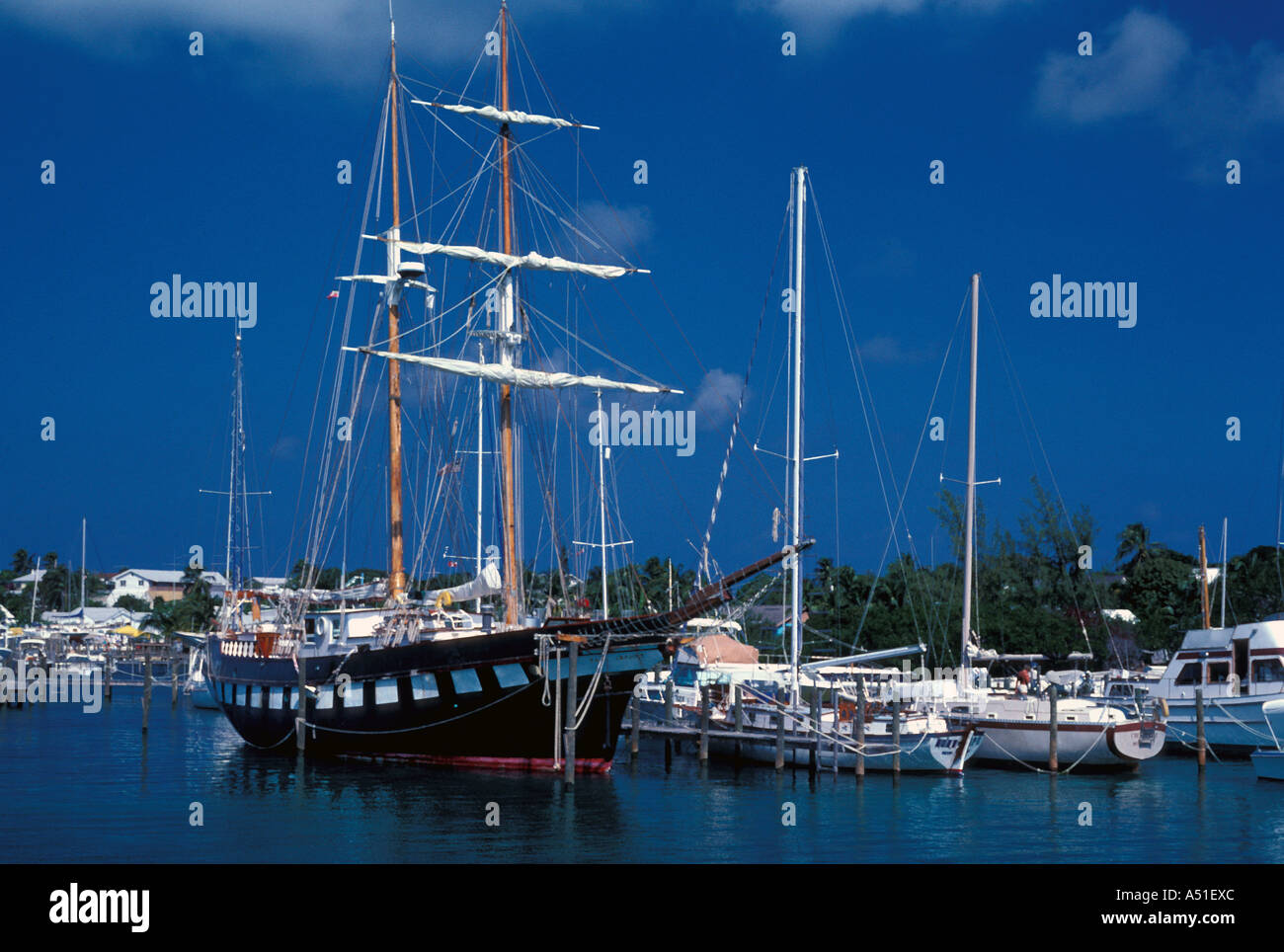 Tall Ship moderne barche a vela contrasto dimensione Bahamas Abaco Man O War Cay marina Foto Stock