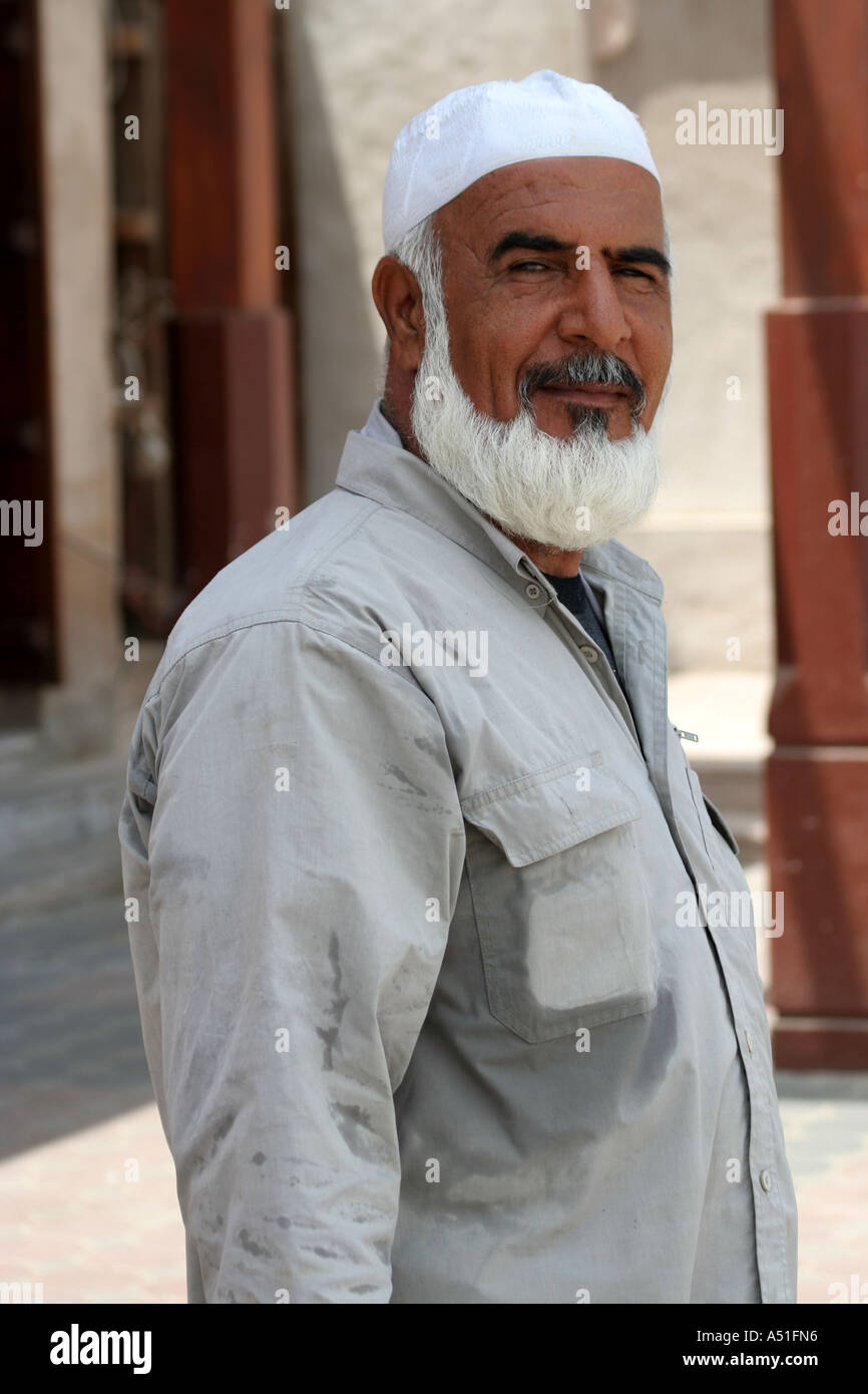 Dubai: musulmana uomo con la barba bianca e cappello, Dubai, Emirati Arabi  Uniti, Emirati Arabi Uniti Foto stock - Alamy