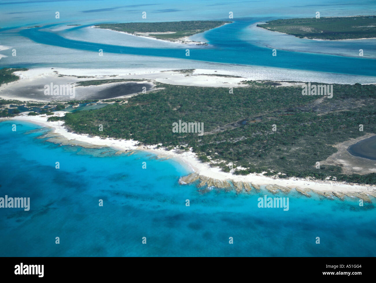 Foto aerea Isole Turks e Caicos tci caraibi orientali che mostra le spiagge sabbiose di colore verde acqua e isole non sviluppata Foto Stock