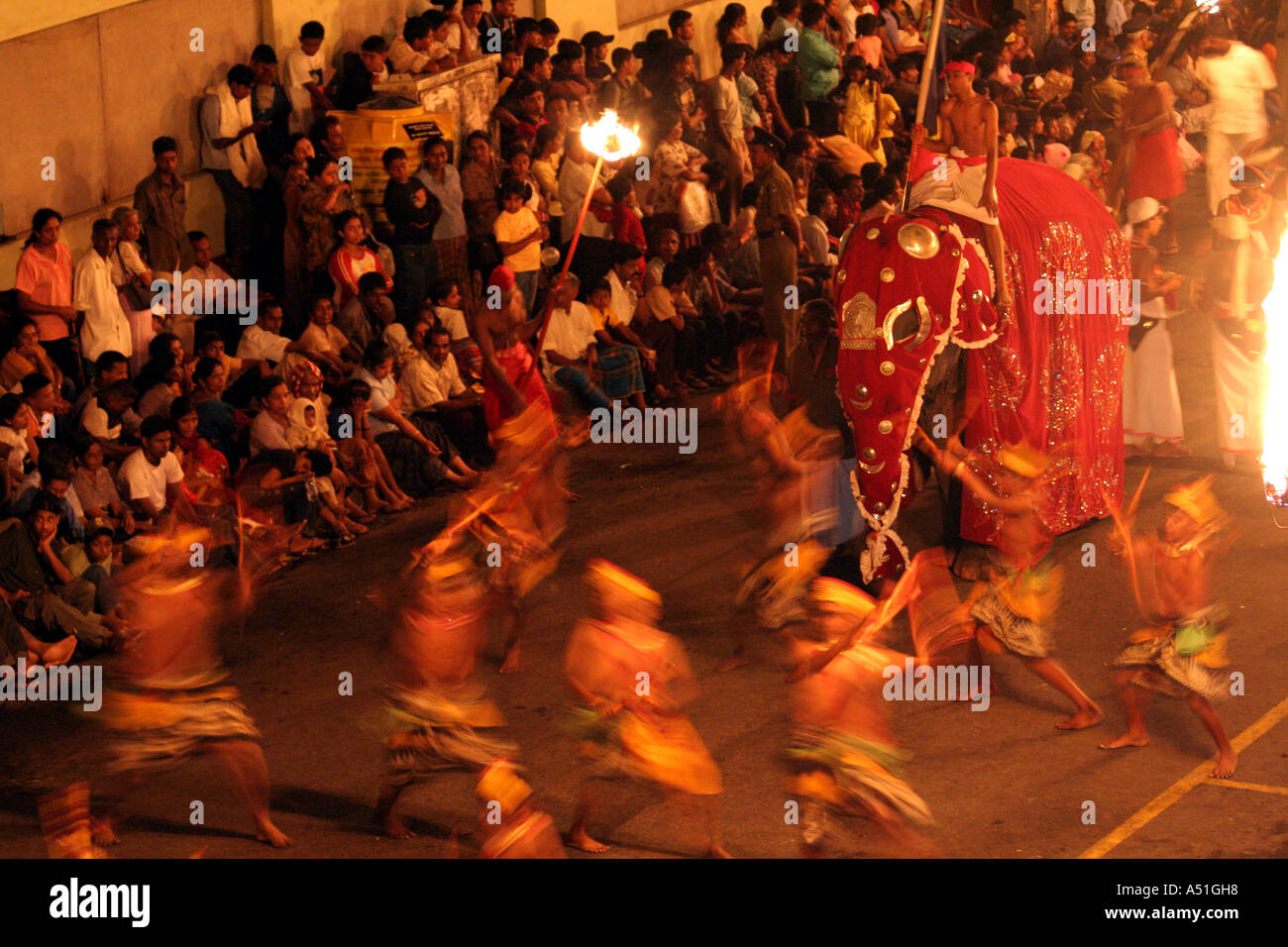 Ballerini del grande Kandy Esala Perahera festival, Kandy, Sri Lanka Foto Stock