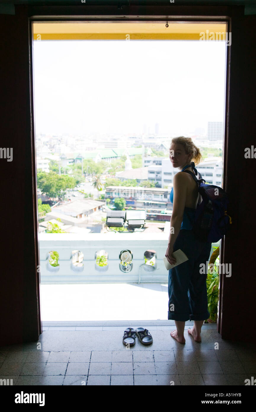 Turista femminile al Golden Mount Wat Saket Bangkok in Thailandia Foto Stock