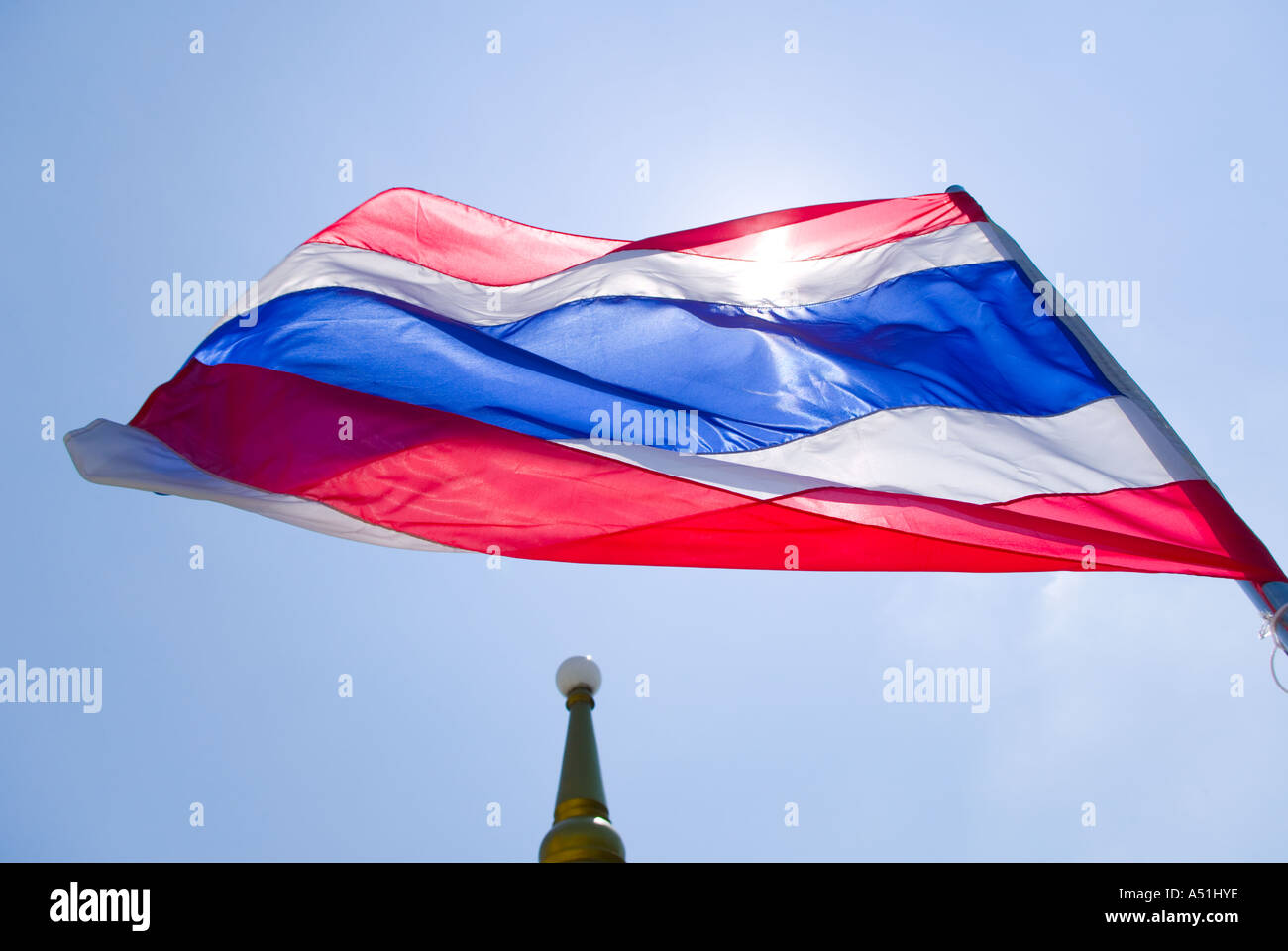 Bandiera della Thailandia volare oltre Chedi Foto Stock