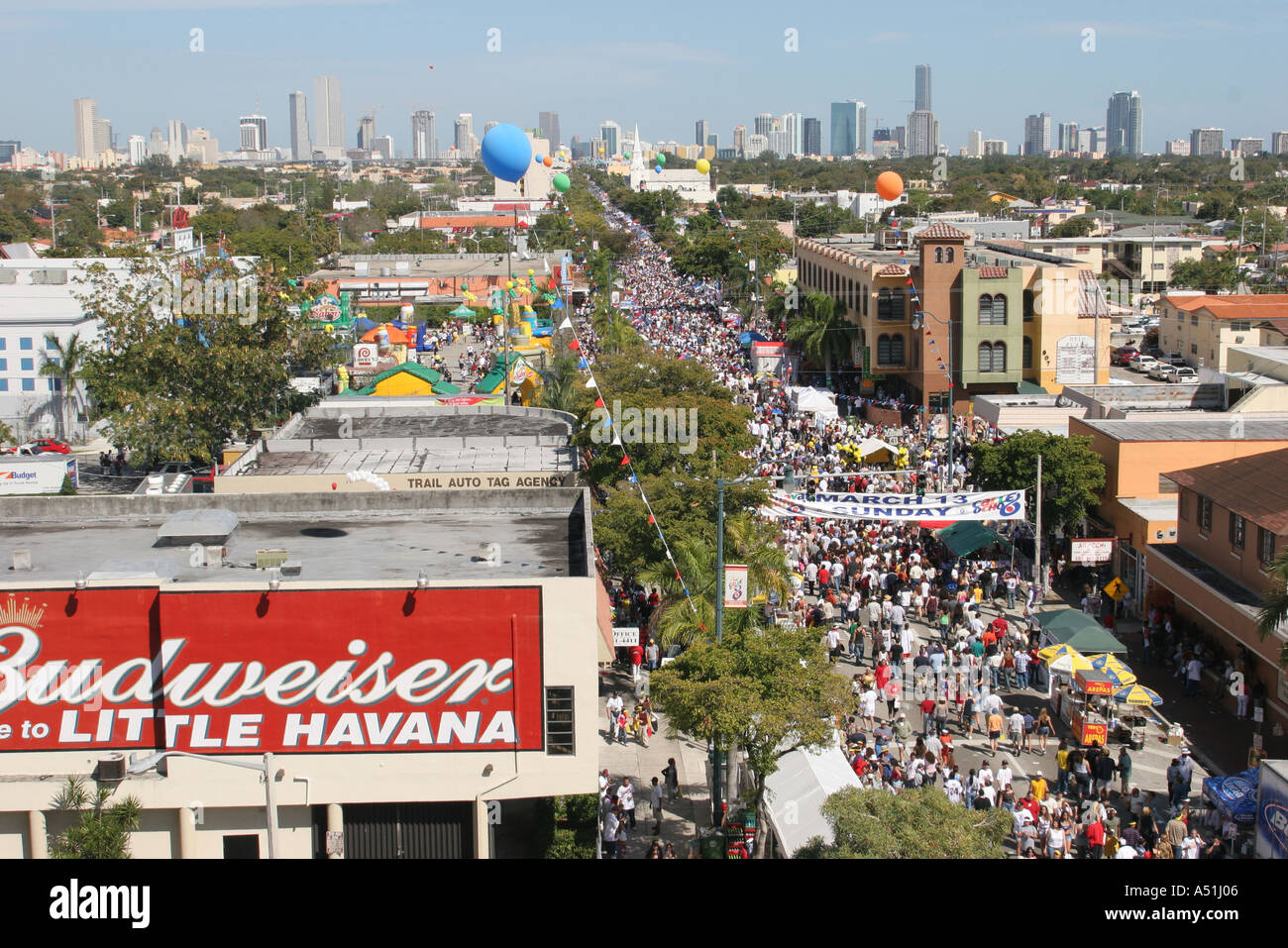 Miami Florida,Little Havana,Calle Ocho Carnaval,skyline del centro,paesaggio urbano,edifici,skyline città paesaggio urbano,centro,centro città,architettura,a. Foto Stock
