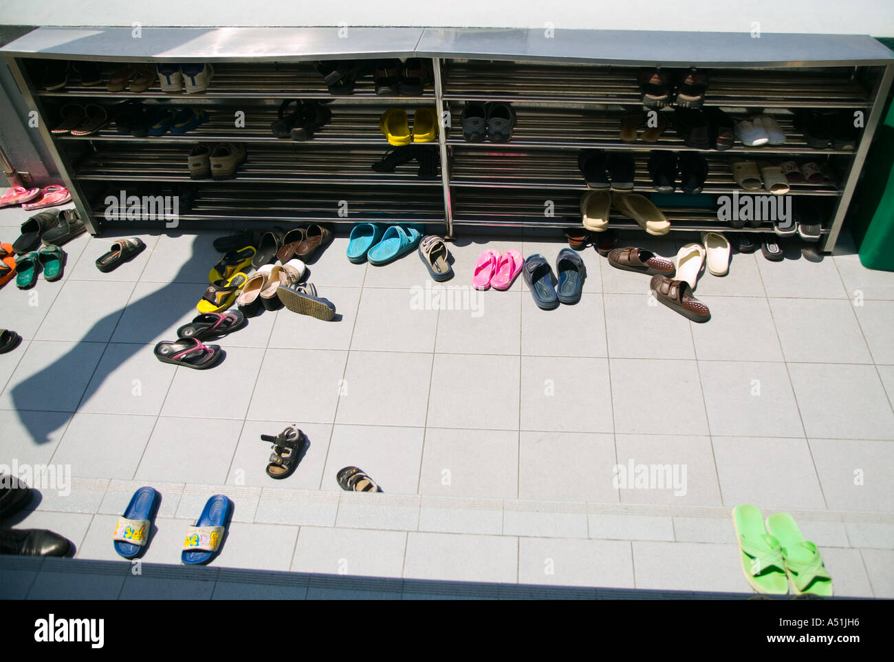 Scarpe in entrata al tempio buddista Wat Saket Bangkok in Thailandia Foto Stock