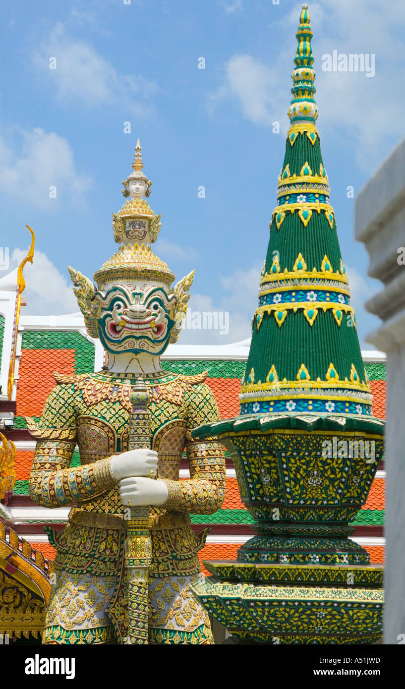 Custode di Wat Phra Kaew tempio Buddista vicino al Gran Palazzo Reale di Bangkok in Thailandia Foto Stock