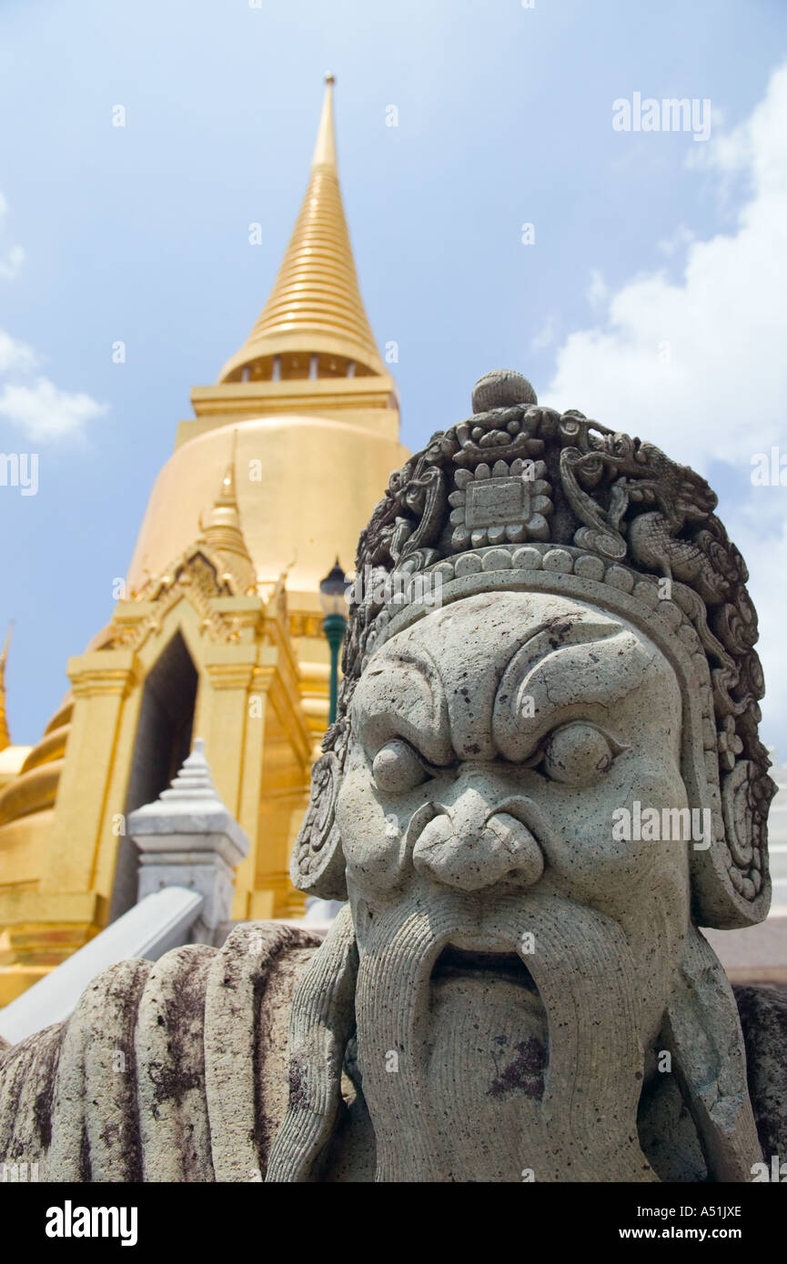 Stupa dorato e pietra custode di Wat Phra Kaew vicino al Gran Palazzo Reale di Bangkok in Thailandia Foto Stock
