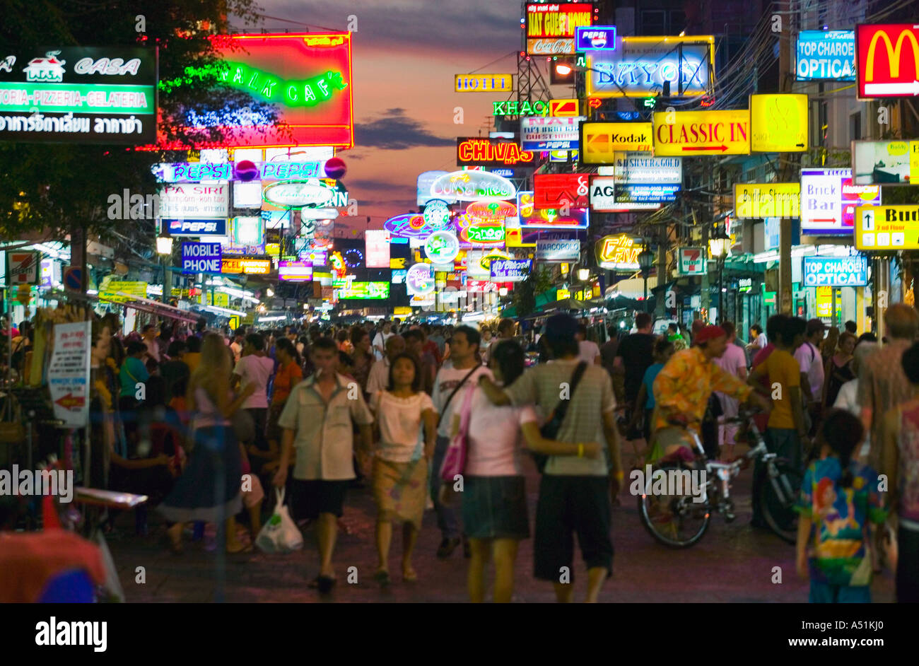 Notte in Khaosan Road di Bangkok in Thailandia Foto Stock
