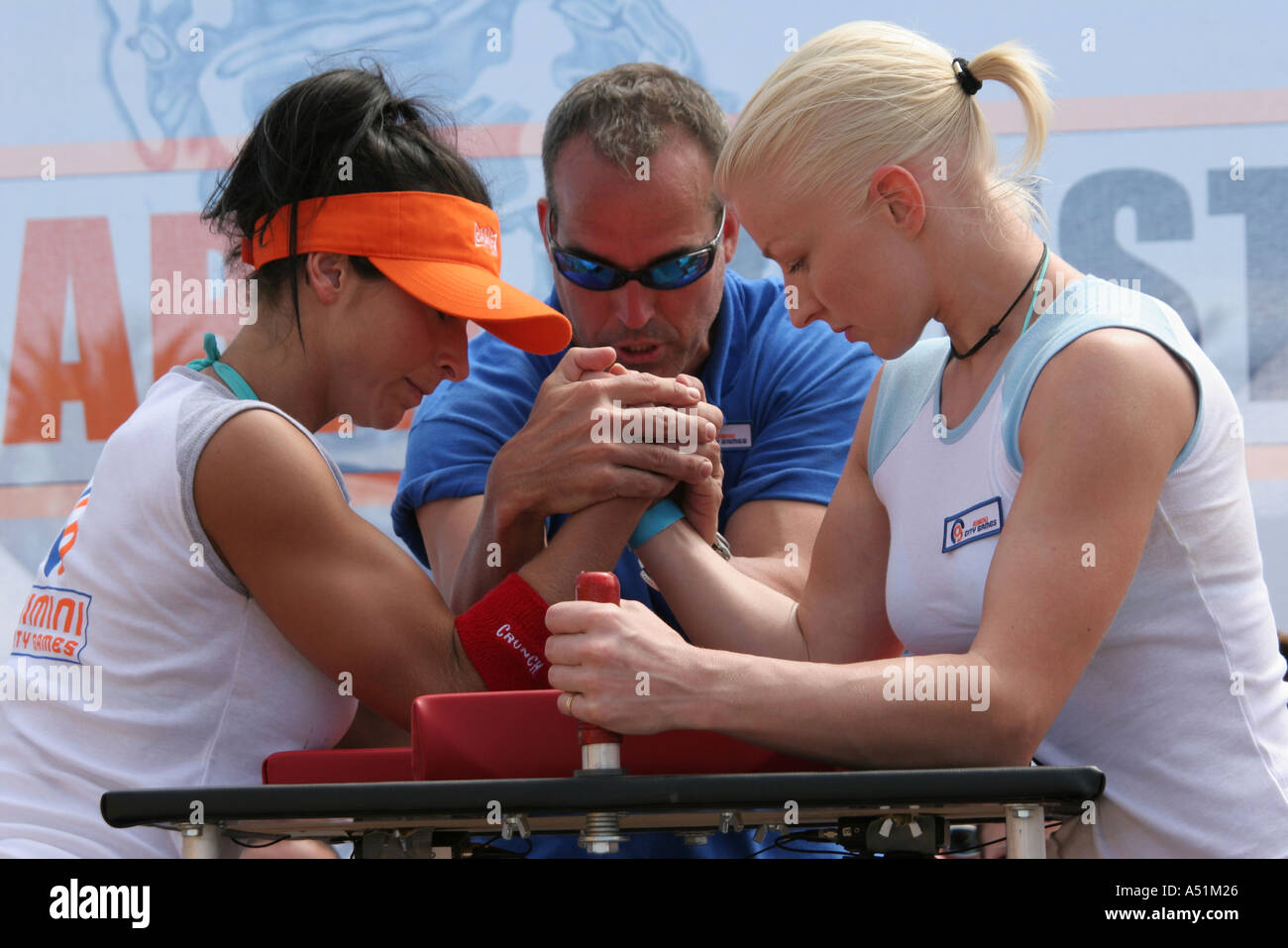 Miami Beach Florida, Ocean Drive, Lummus Park, Sport and Fitness Festival, festival, celebrazione, fiera, adulti donna donna donne donna donna donna donna, braccioli, a Foto Stock