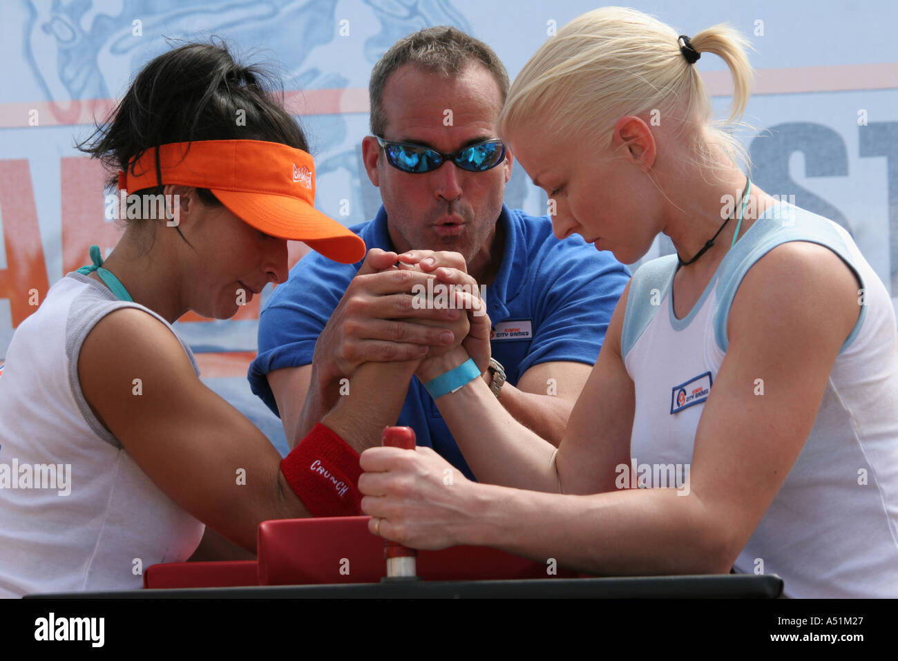 Miami Beach Florida, Ocean Drive, Lummus Park, Sport and Fitness Festival, festival, celebrazione, fiera, adulti donna donna donne donna donna donna donna, braccioli, a Foto Stock