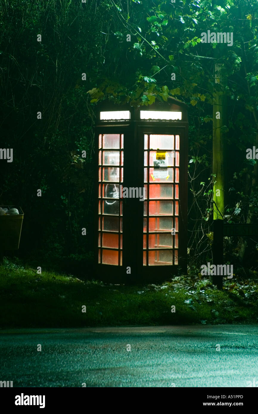 Un telefono casella sotto un lampione in un remoto villaggio del Suffolk di grande Livermere, REGNO UNITO Foto Stock