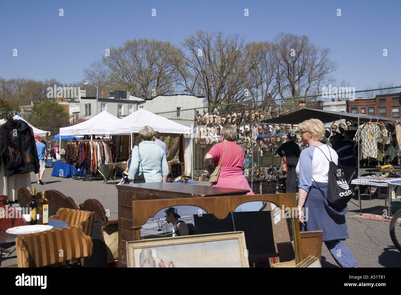 Gli amanti dello shopping al mercato delle pulci Swap Meet in il Mercato Orientale Washington DC USA Foto Stock