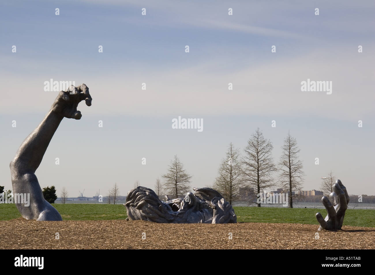 Il risveglio la scultura a Haines punto in Oriente Potomac Park Washington DC USA con l'Aeroporto Nazionale di Reagan in background Foto Stock