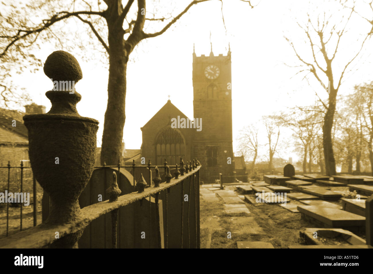 Qualità misteriosa di questa immagine di Saint Michaels e tutti gli angeli Haworth Yorkshire nel profondo del cuore di Bronte Country UK Foto Stock