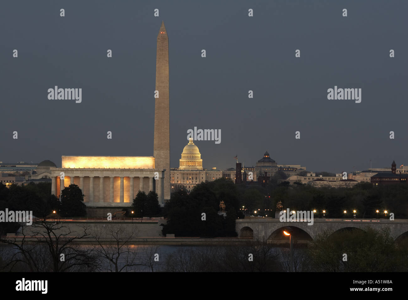 Il Lincoln Memorial e il Monumento a Washington e il Campidoglio degli Stati Uniti edificio di fronte fiume Potomac da Arlington Virginia STATI UNITI D'AMERICA Foto Stock